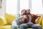 Ragazzi sul divano di casa che guardano la tv