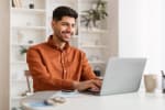 Ragazzo al computer
