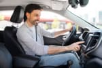 Ragazzo al volante dell'auto