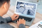 ragazzo cerca lavoro online