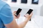 ragazzo che confronta smartphone