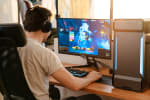 Ragazzo che gioca con videogiochi online