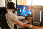 Ragazzo che gioca sul computer