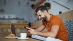ragazzo che guarda lo smartphone