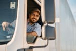 Ragazzo che guida un autocarro
