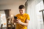 Ragazzo che utilizza il suo smartphone 