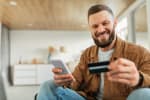 Ragazzo con carta di credito di conto corrente online