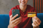 ragazzo con cellulare e carta di credito