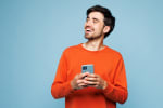 Ragazzo con cellulare in mano Ragazzo con cellulare in mano