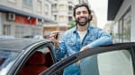 ragazzo con chiavi sta per entrare in macchina