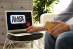 ragazzo consulta offerte black friday da pc