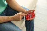 ragazzo consulta offerte black friday da smartphone