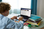 Ragazzo fa compiti a pc