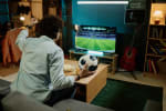 Ragazzo guarda calcio alla tv