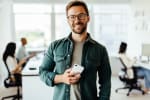 ragazzo in ufficio con smartphone in mano