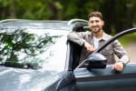 ragazzo sta per salire in auto