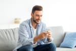 ragazzo su divano con smartphone