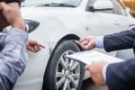 assicuratore e cliente valutano danno ad auto