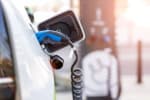 ricarica di un'auto elettrica