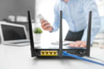 router wireless e uomo con smartphone in background