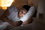 smartphone 195 milioni lo usano a letto 11 milioni se lo portano in bagno