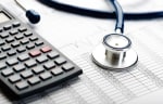 stetoscopio su foglio con costi e calcolatrice stetoscopio su foglio con costi e calcolatrice