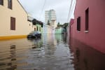 Strada e case allagate dopo un'alluvione