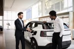 Suv elettrico in concessionaria Suv elettrico in concessionaria