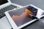 tablet digitale con grafici finanziari