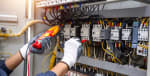 tecnico dell'elettricità all'opera