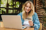 Teenager con carta di credito