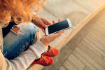 telefonia mobile news cellulari le donne preferiscono risparmiare