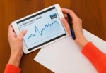 mani che controllano investimenti su tablet