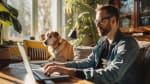 Uomo al pc guarda offerte online