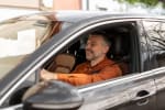 Uomo al volante della propria auto