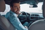 Uomo al volante in macchina