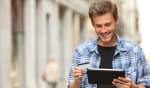 uomo che acquista online con carta di credito e tablet