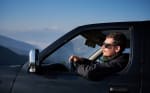 Uomo che guida in auto nera