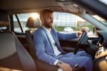 Umo che guida un'auto a noleggio