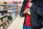 Uomo che ruba in un supermercato