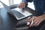 uomo che usa pc e tablet