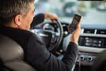 Uomo che utilizza il cellulare mentre guida