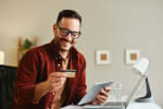 Uomo con carta di credito in mano