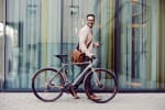 uomo con la bici uomo con la bici
