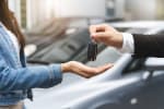 Uomo consegna chiavi auto a donna