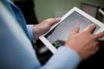 uomo d'affari con tablet