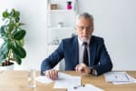 uomo elegante in ufficio