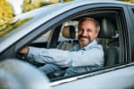 Uomo felice della sua auto nuova