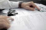uomo firma fogli per acquisto auto