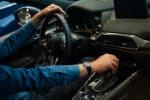 Uomo guida macchina con cambio automatico